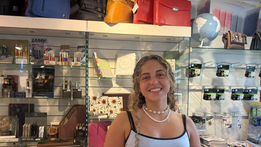 La vuelta al cole en Asturias, reutilización y compras a la baja para frenar el gasto:  "La gente aprovecha más los libros del año pasado"