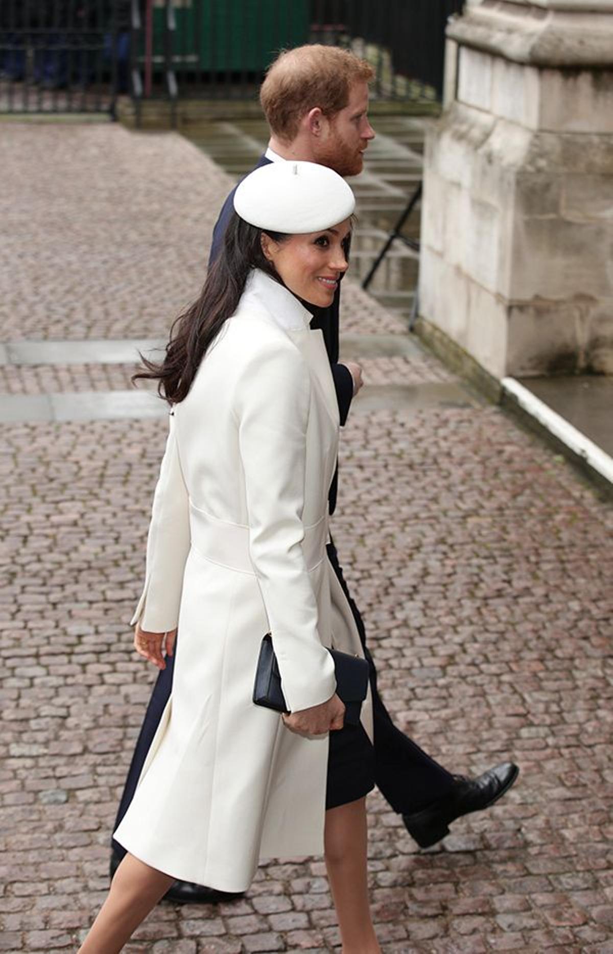 El look blanco de Meghan Markle en su primer acto con la Reina Isabel II