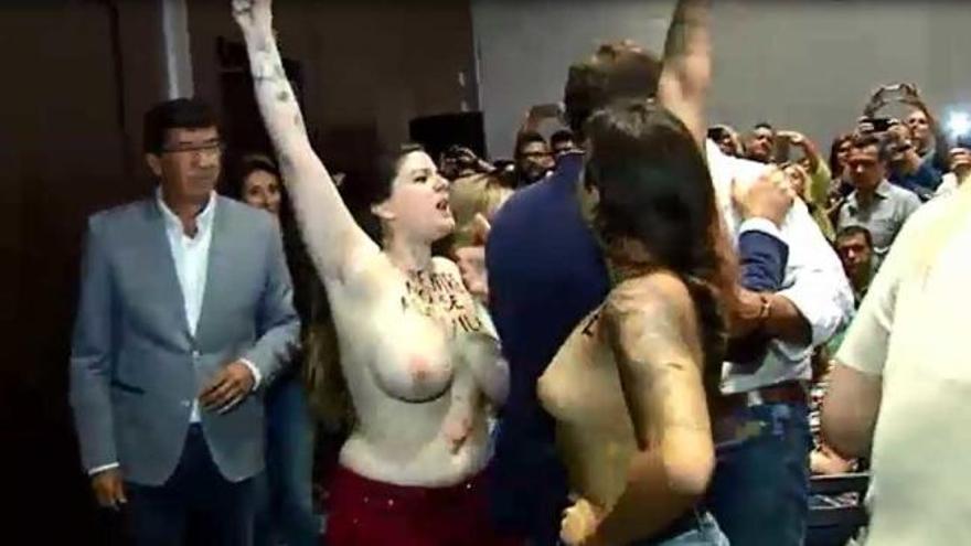 Dos activistas de Femen increpan a Rivera al grito de &quot;mi cuerpo no se vende&quot;