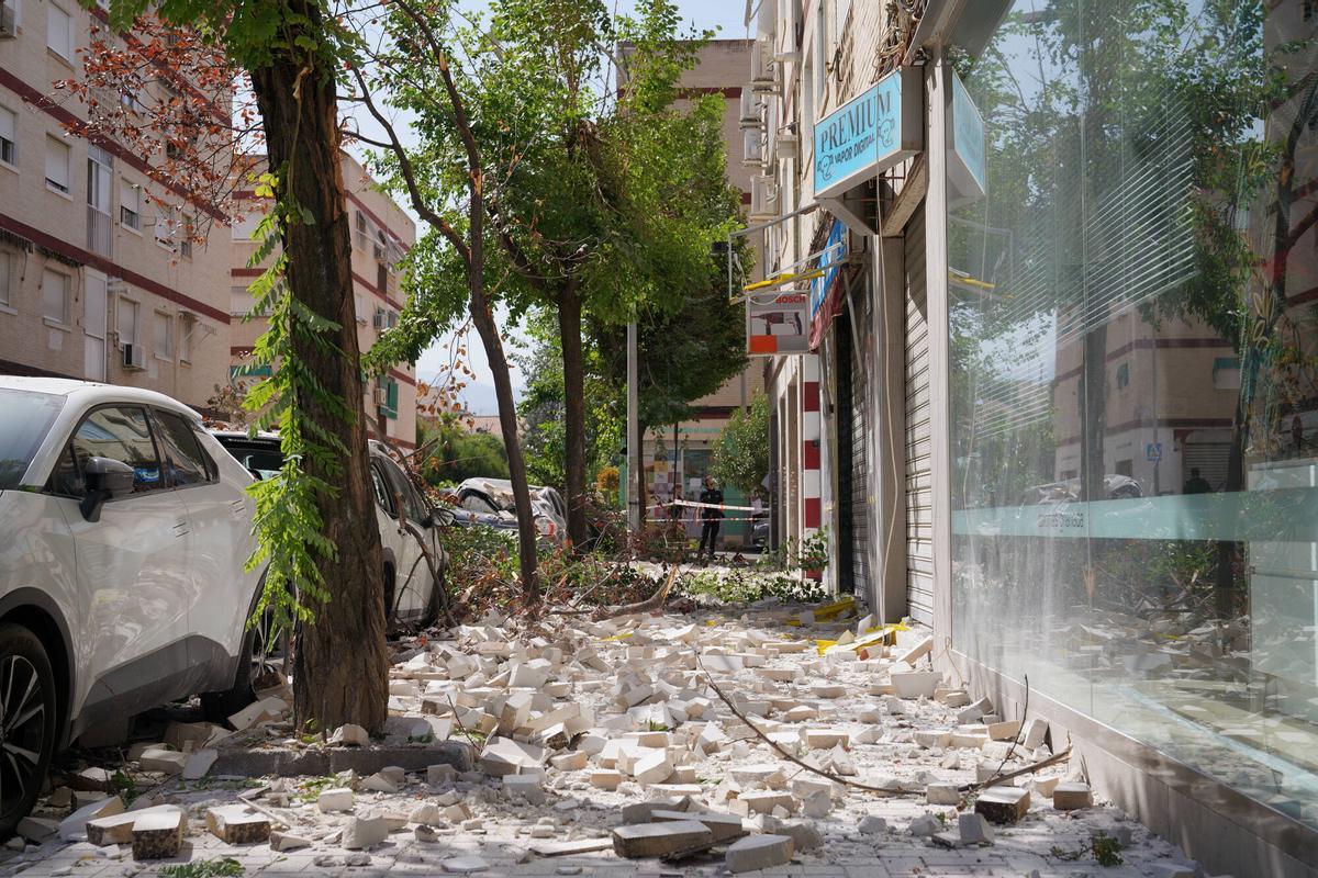 Imágenes de los destrozos causado por el terremoto. A 18 de agosto de 2026 en Granada, Andalucía (España). Un nuevo y fuerte terremoto ha vuelto sacudir este martes Granada y su área metropolitana a las 10,37 horas y ha sido ampliamente sentido por la población. La medición revisada realiazada por el Instituto Geográfico Nacional (IGN), apunta a un terremoto superficial, de magnitud de 4,7 y epicentro en Gójar, en el que sería el segundo terremoto más intenso desde el comienzo del episodio sísmico el pasado viernes 14. 18 AGOSTO 2026 Arsenio Zurita / Europa Press 18/08/2026. Arsenio Zurita