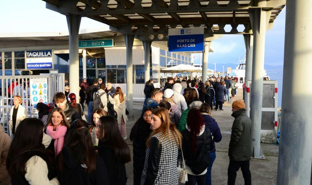 Las colas, a lo largo de todo el muelle a media tarde.   | // G.N.