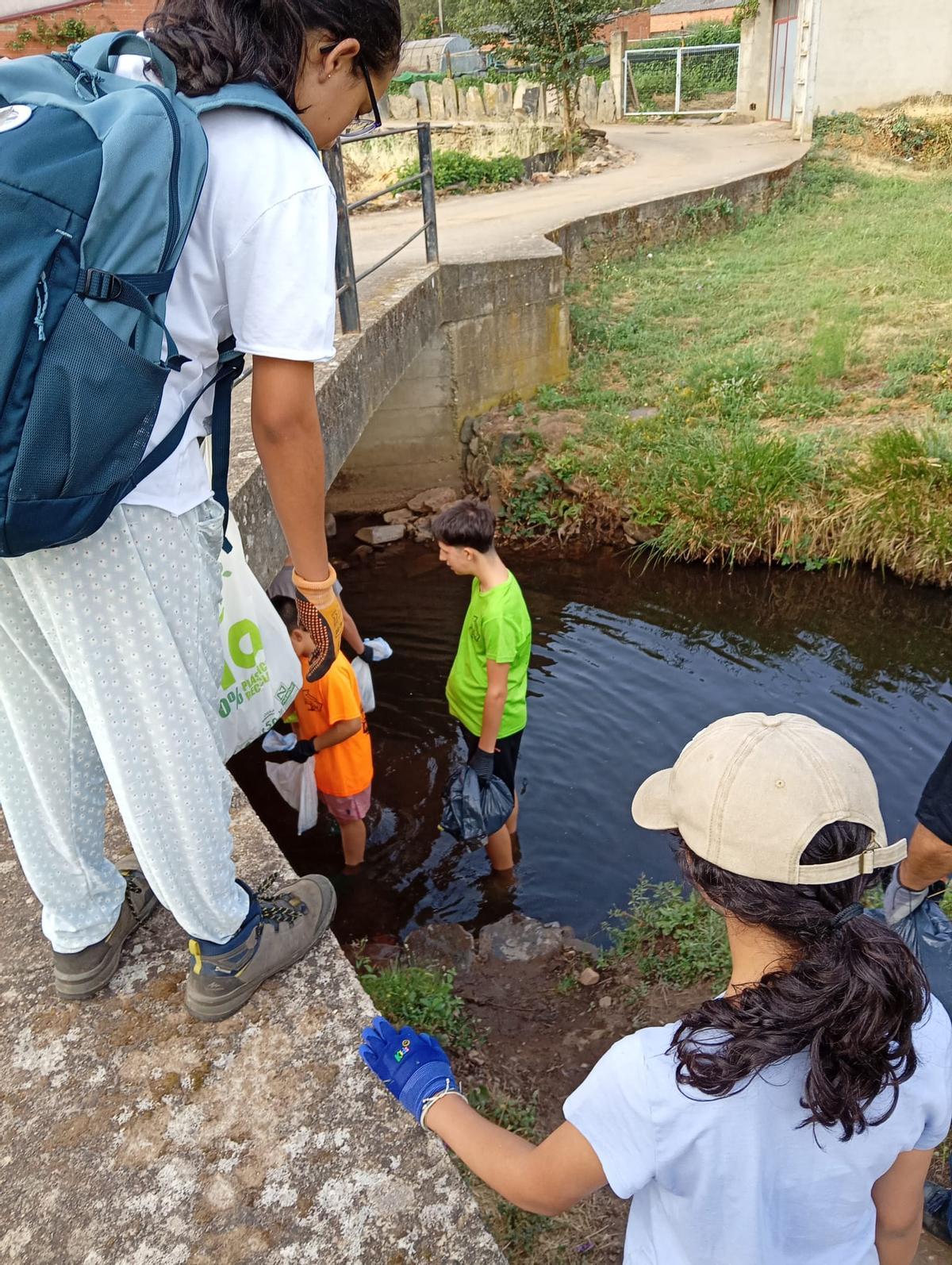 Vecinos de Riofrío se remangan para limpiar las aguas de su río