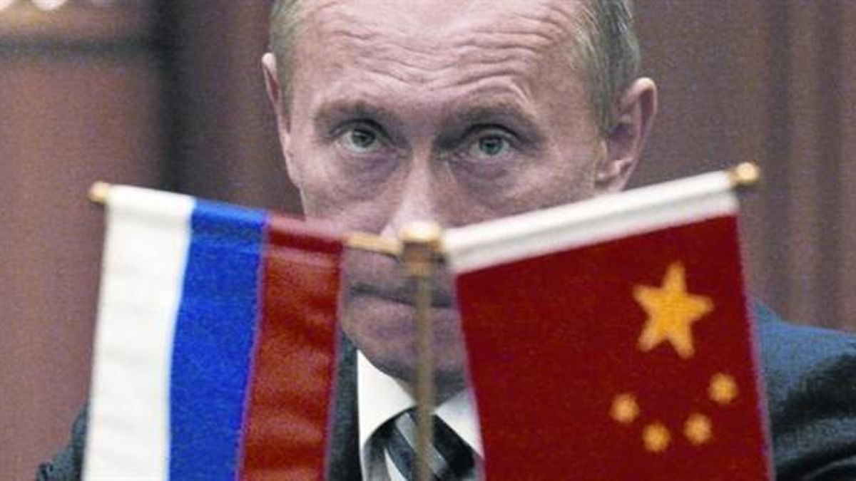 Vladímir Putin, con las banderas rusa y china en una reciente visita a Pekín.