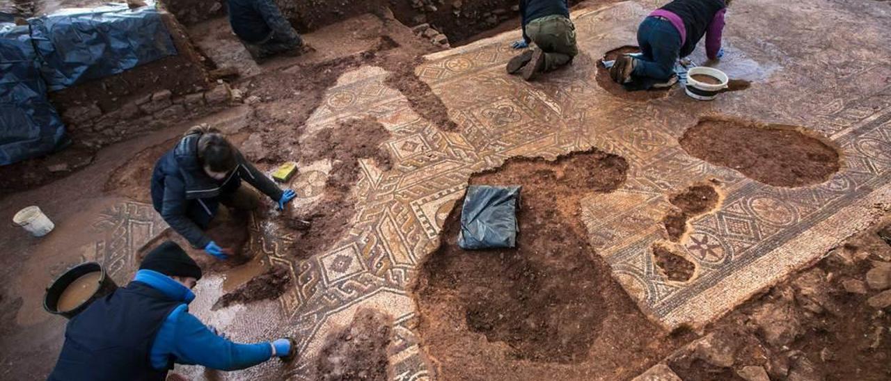 Los arqueólogos, durante la excavación del mosaico de La Estaca.