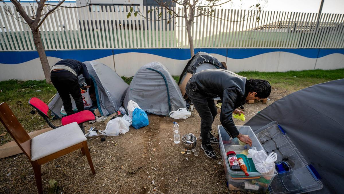 Personas sin hogar acampadan en la Zona Franca.