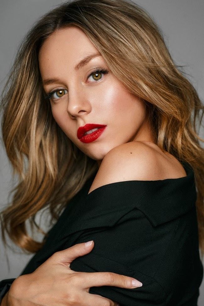 Ester Expósito como nueva imagen de YSL Beauty España