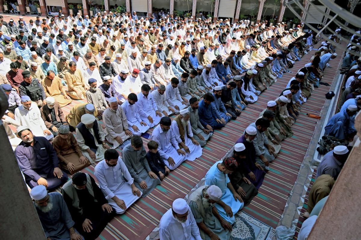 Los musulmanes celebran el fin del Ramadán. Fiesta del Eid al-Fitr en Peshawar, Pakistán.