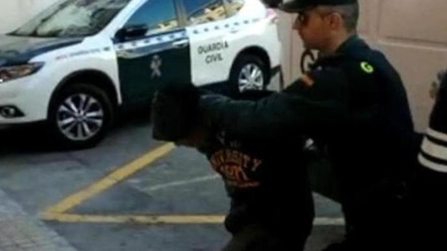 Un miembro de La Manada de Alicante viola a otro preso penetrándole con un palo