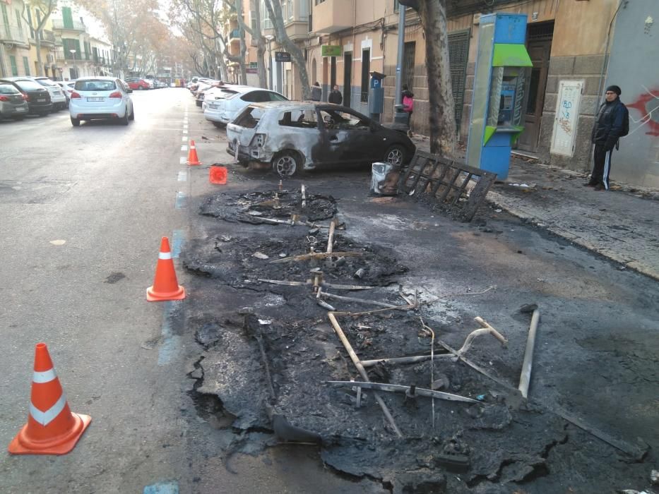 El pirómano vuelve a actuar y quema diez contenedores y destroza coches en Palma