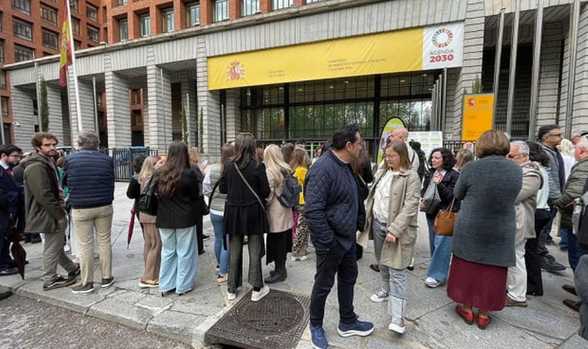 Residentes y familiares a las puertas del Ministerio de Sanidad, ayer.