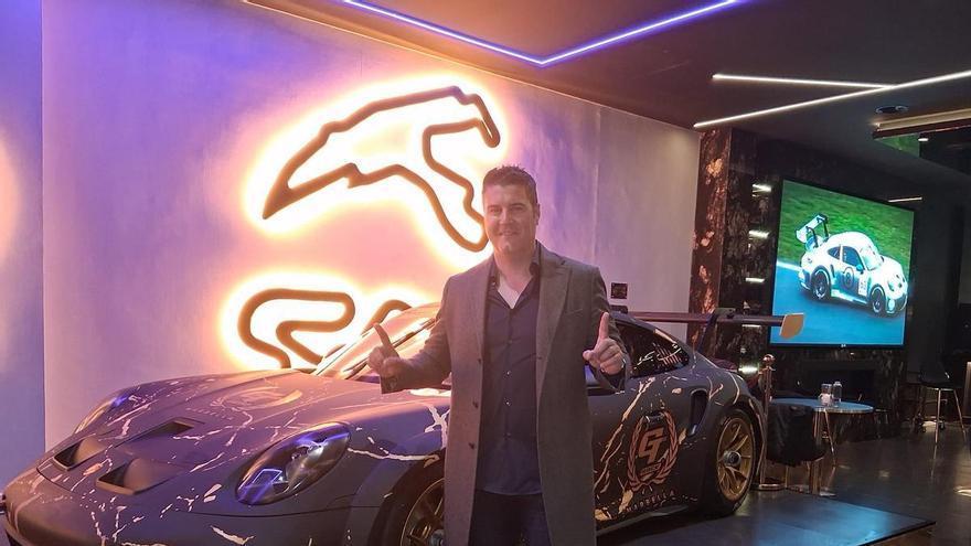 El piloto marbellí Pablo Hernández presenta su coche de competición para la Porsche Sprint Challenge Iberia