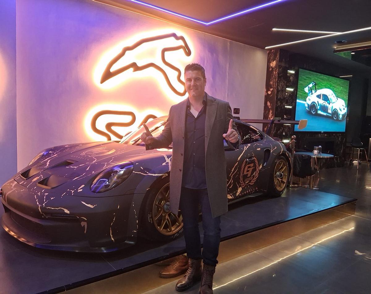 El piloto local Pablo Hernández presenta su coche de competición