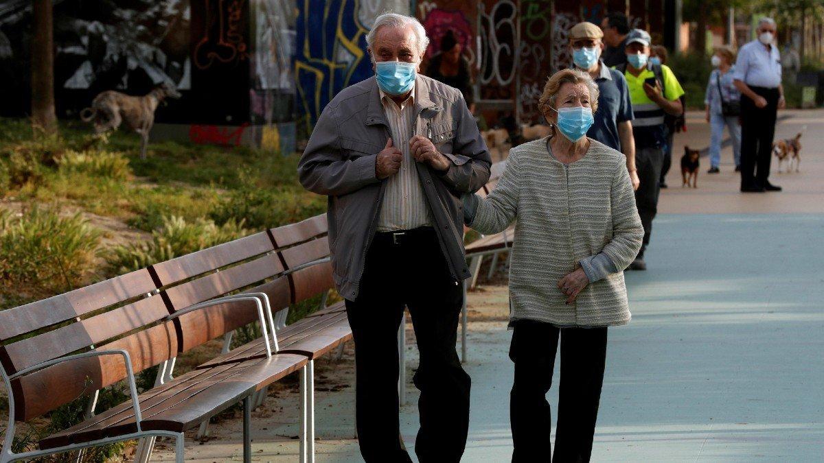 Pareja paseando y protegida con mascarillas