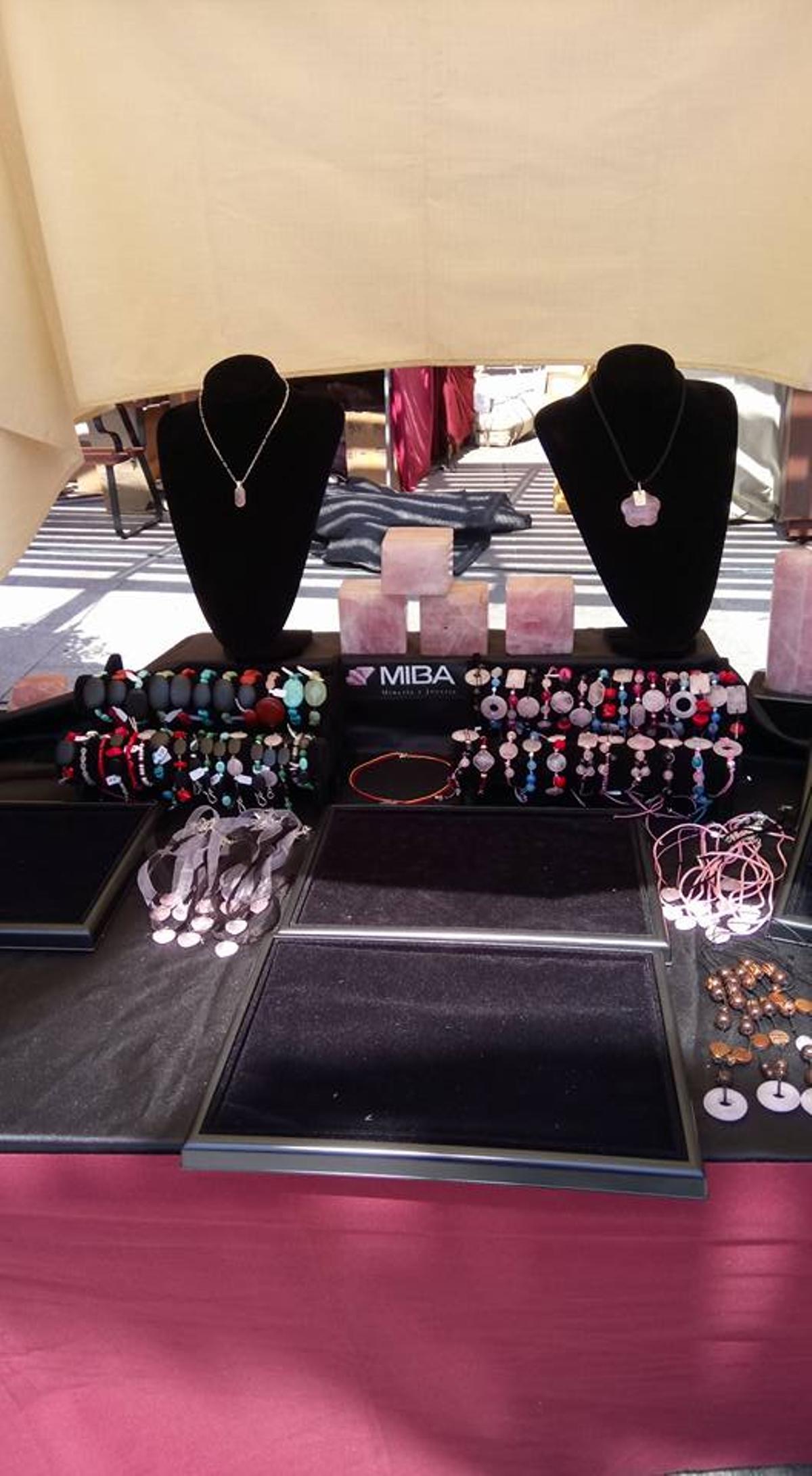 Joyería con cuarzo rosa de Oliva de Plasencia.