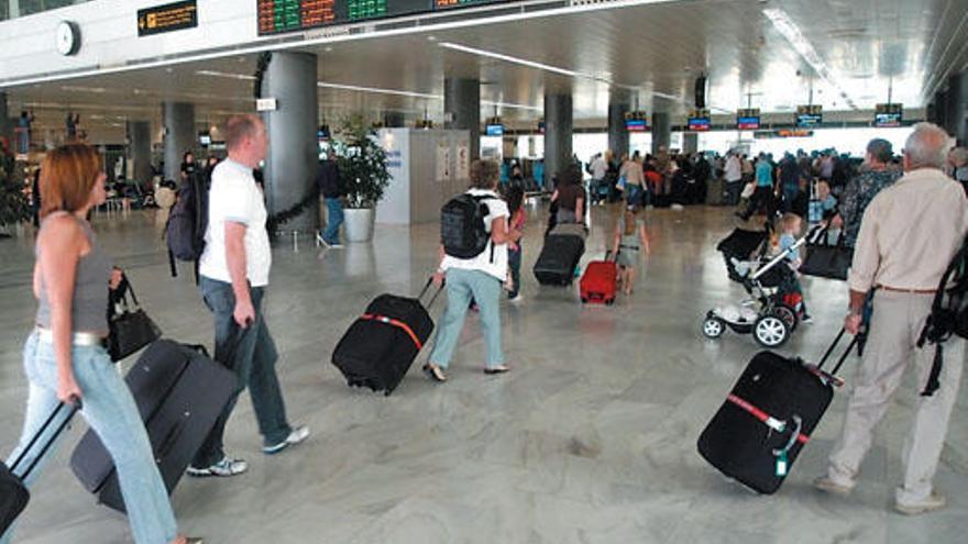 Un grupo de turistas en el aeropuerto de Fuerteventura.