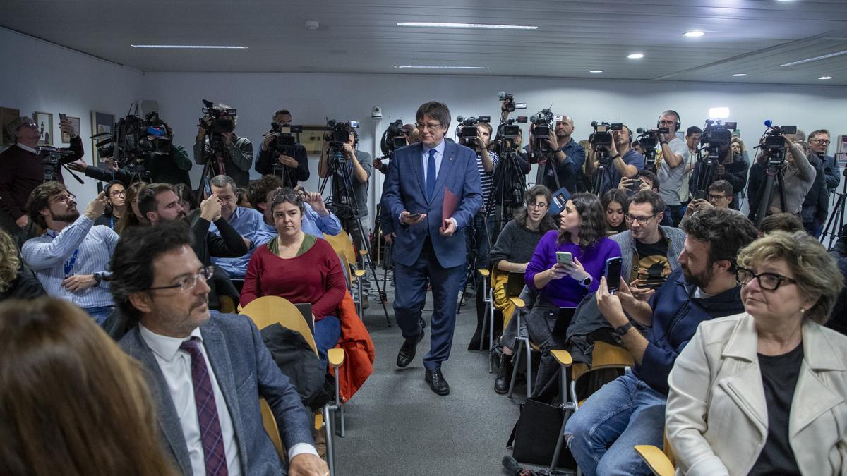 El expresidente de la Generalitat y eurodiputado de Junts, Carles Puigdemont, a su llegada para comparecer en una rueda de prensa para explicar los detalles del acuerdo de investidura con el PSOE, en el Parlamento Europeo, a 9 de noviembre de 2023, en Bru