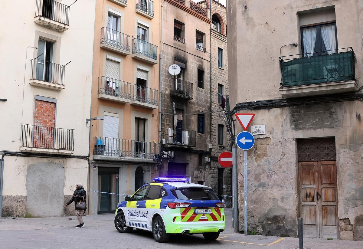 El dia després de l'incendi d'un habitatge del carrer Santa Llúcia de Manresa