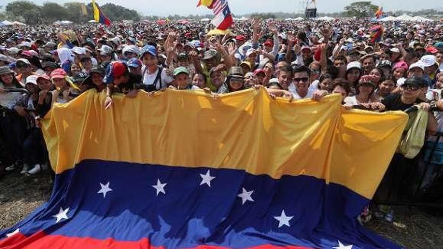 Asistentes al concierto de Cúcuta (Colombia) en favor de la ayuda. // Efe