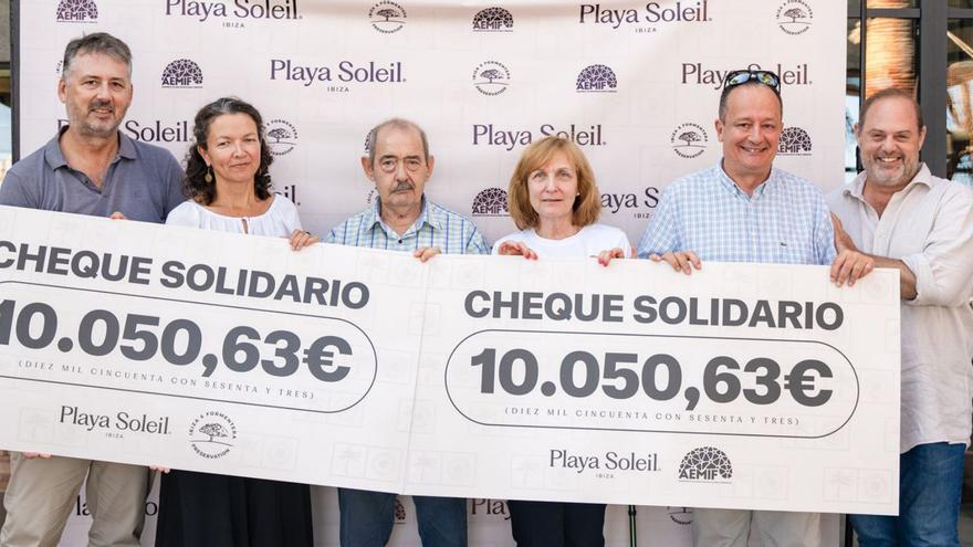 Entrega de los cheques a los representantes de las asociaciones. | PLAYA SOLEIL