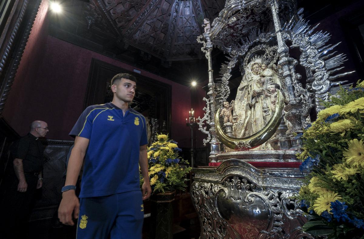 Ofrenda floral de la UD Las Palmas a la Virgen del Pino