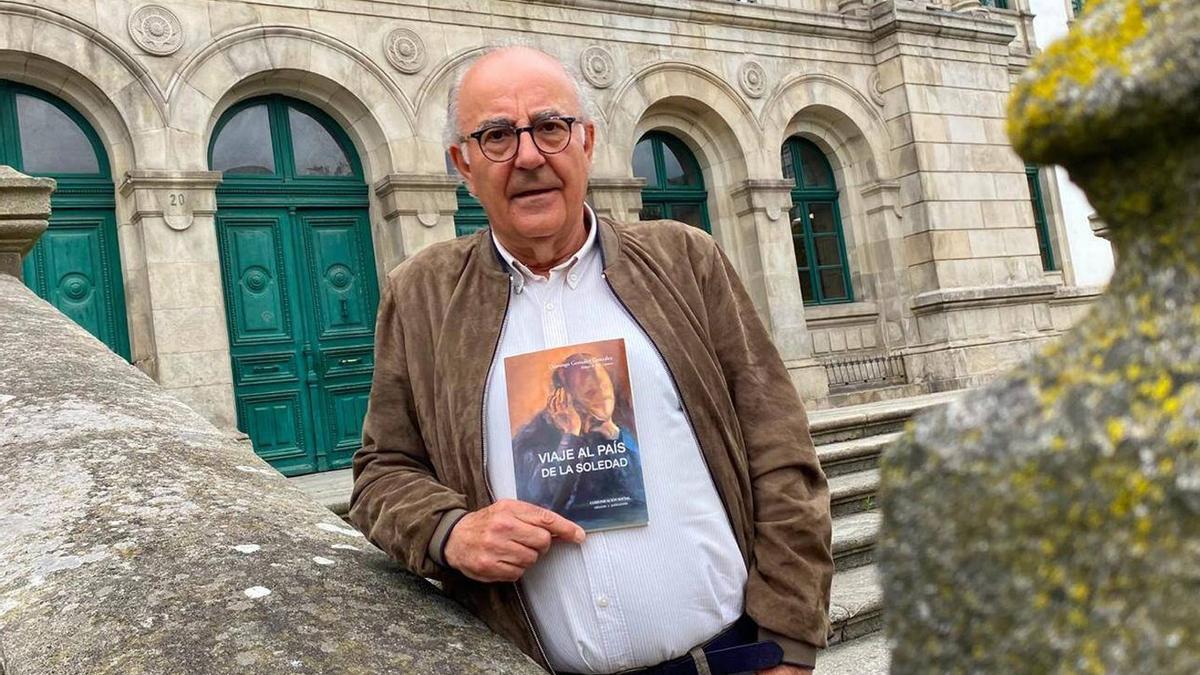 El periodista gallego Domingo González, con su libro «Viaje al país de la soledad».