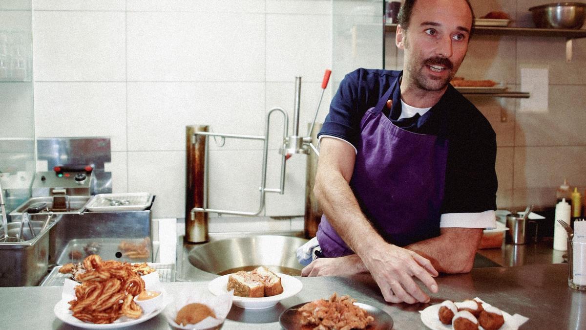 Mathieu Perez, dueño de Sra. Dolores, con varios de los platos de la carta.