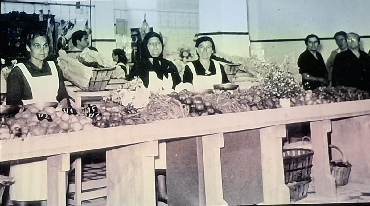 Los primeros puestos con el mostrador corrido de piedra del Mercat de Dénia