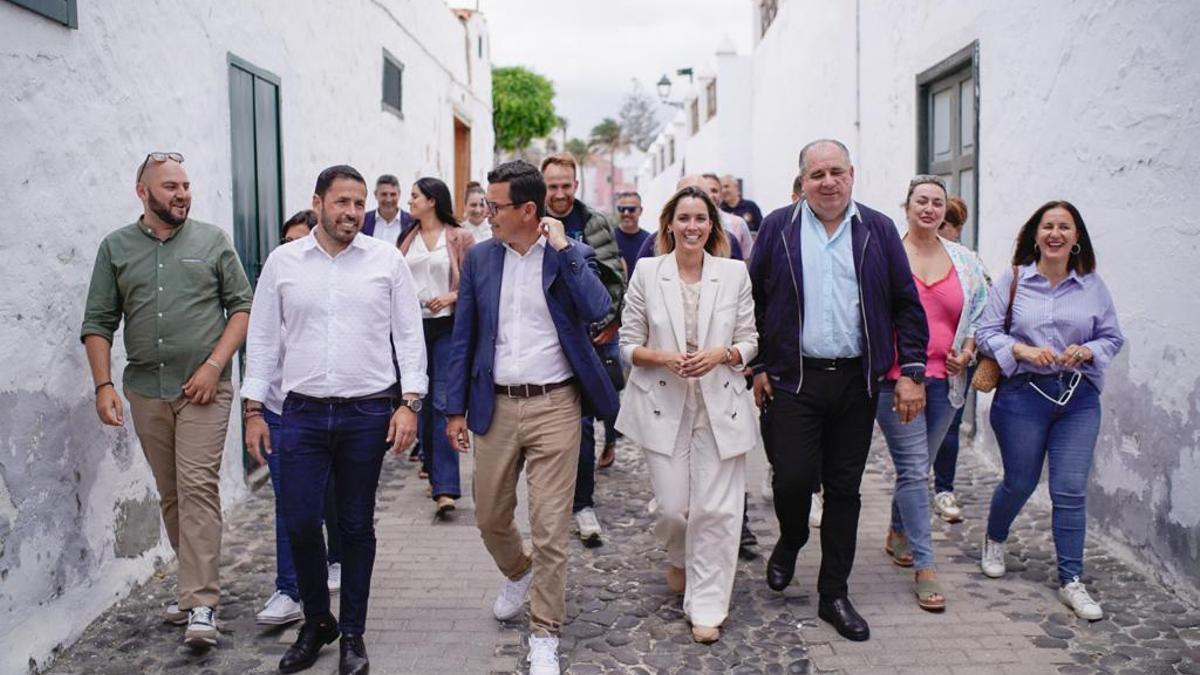 Pablo Rodríguez, María Fernández, Héctor Suárez y otros candidatos a las elecciones municipales de CC recorren el casco histórico.