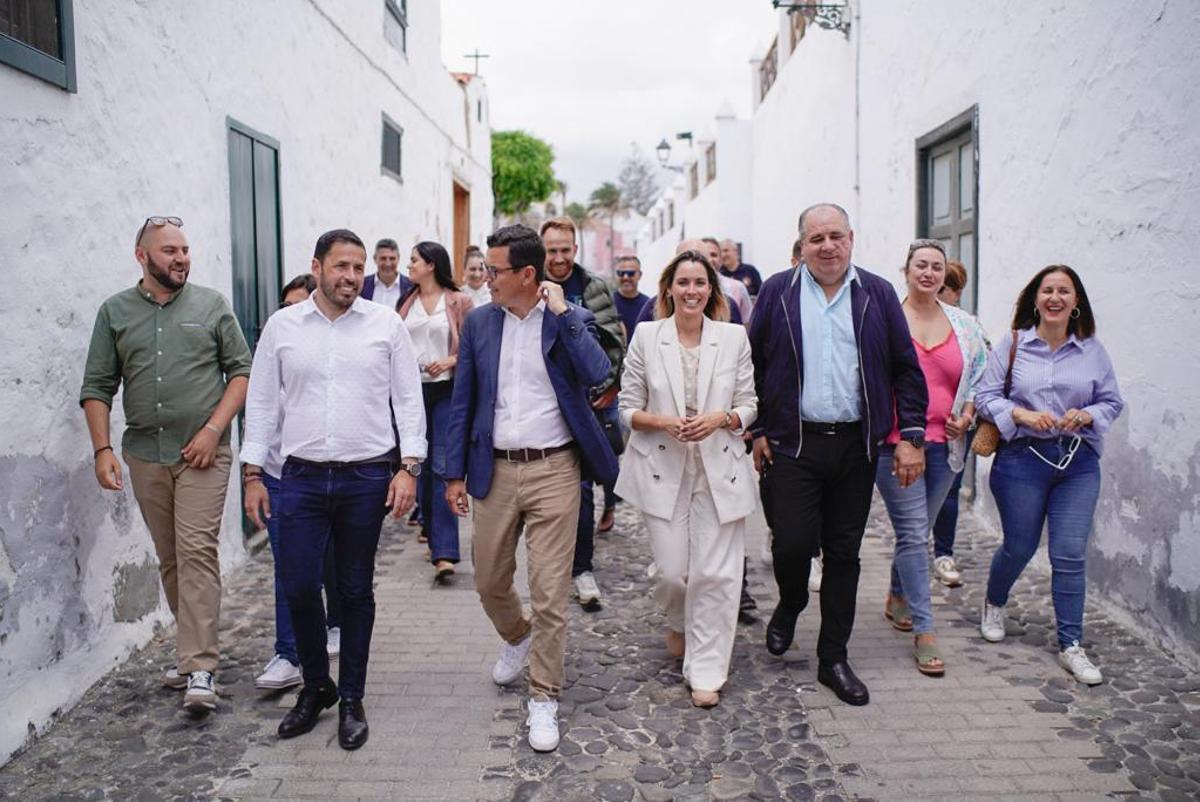 Pablo Rodríguez, María Fernández, Héctor Suárez y otros candidatos a las elecciones municipales de CC recorren el casco histórico.