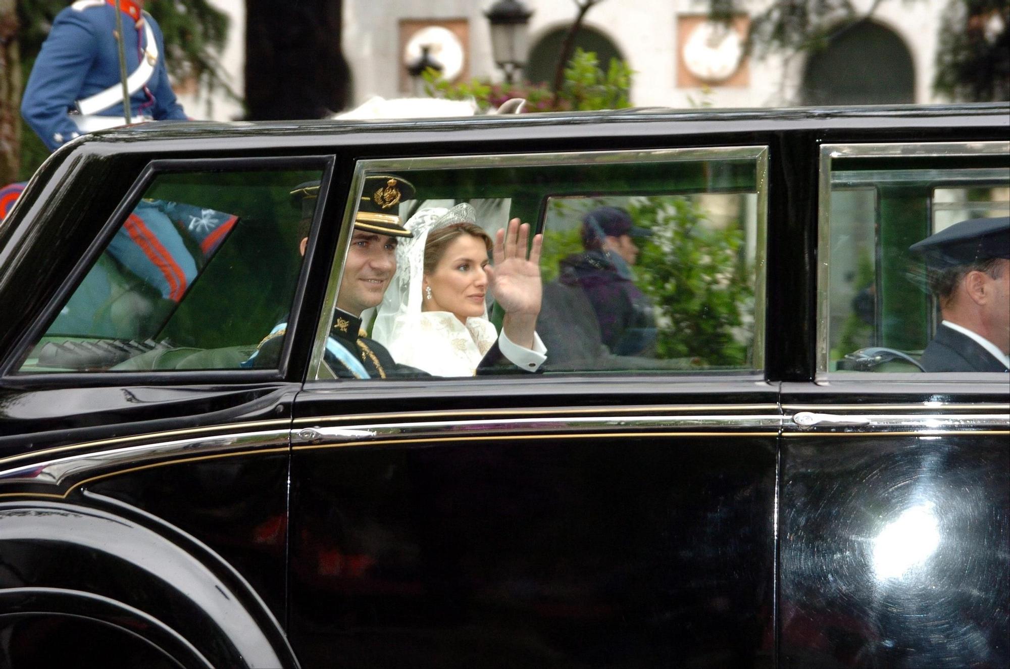 Los Reyes en el Rolls Royce el día de su boda