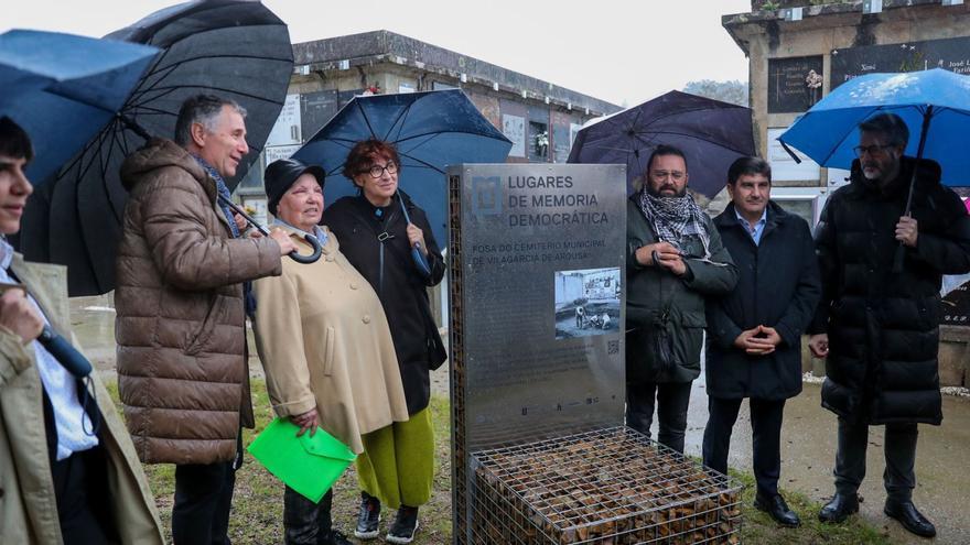 Margarita Teijeiro, tercera por la izquierda, junto a la escultura de la fosa de Rubiáns.