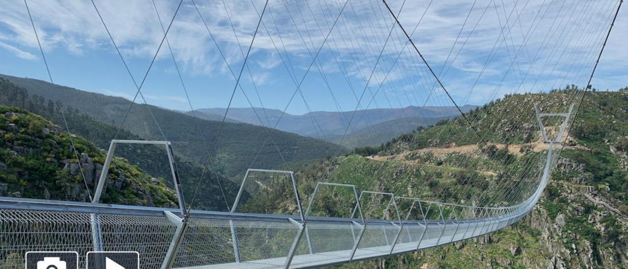 Una vista del 516 Arouca que se eleva sobre el río Paiva. //  André Afonso