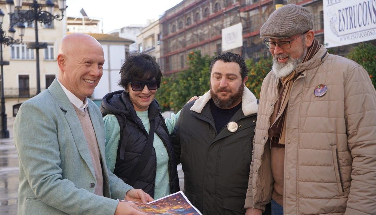 Miguel Sánchez, a la izquierda, y Darío Jordano, a la derecha, junto a varios representantes de La Comparsa Montilla.