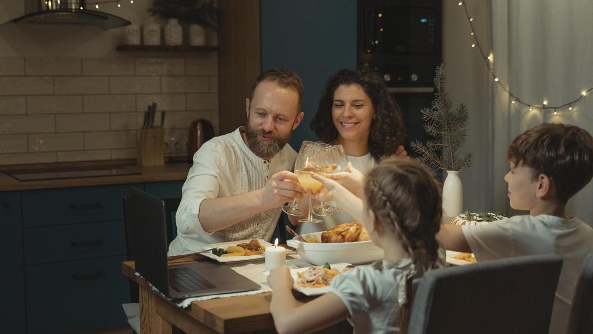 Estrategias para que mi hijo no coja el móvil durante la cena de Navidad