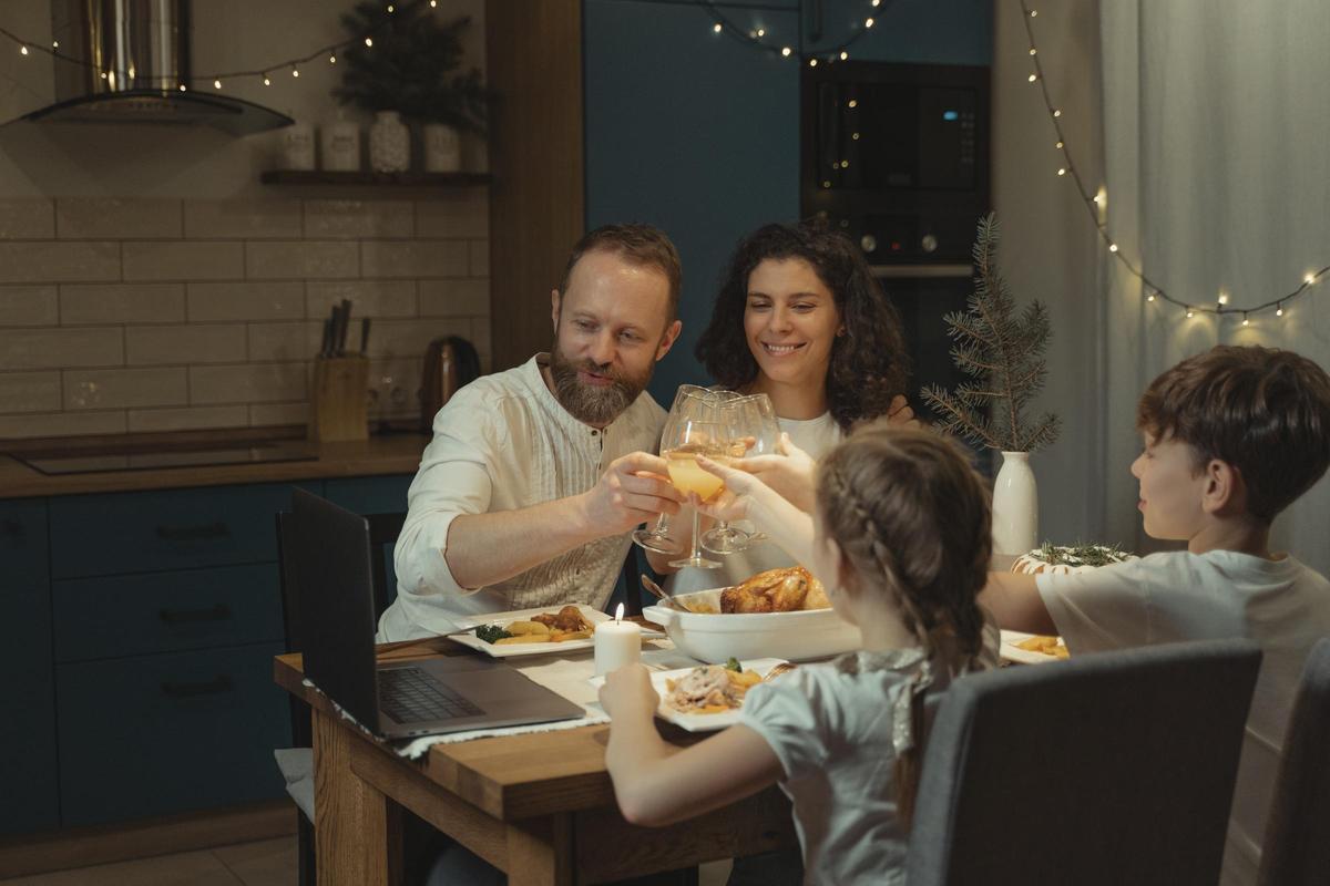 Estrategias para que mi hijo no coja el móvil durante la cena de Navidad