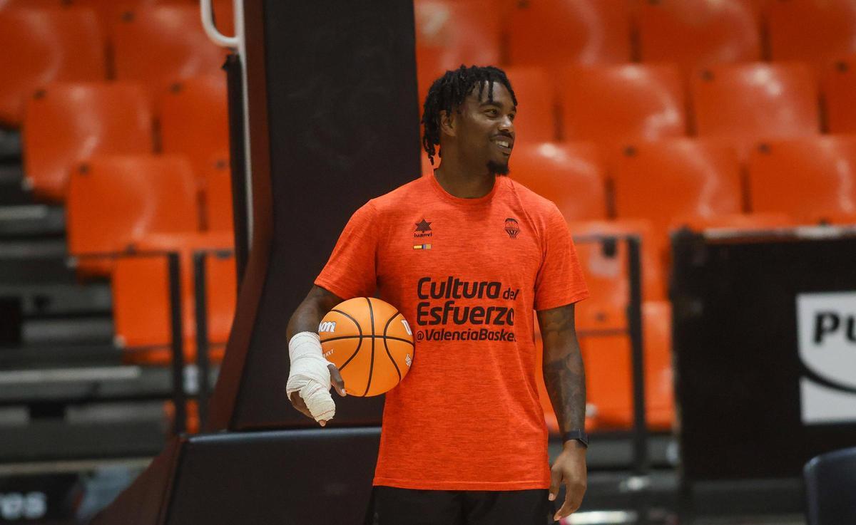 Chris Jones, lesionado, viendo un entrenamiento la semana pasada