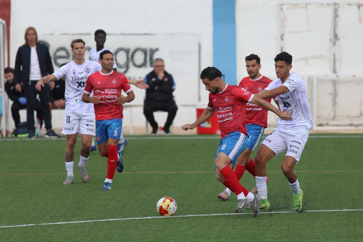 Omar Perdomo presionado por Fadel