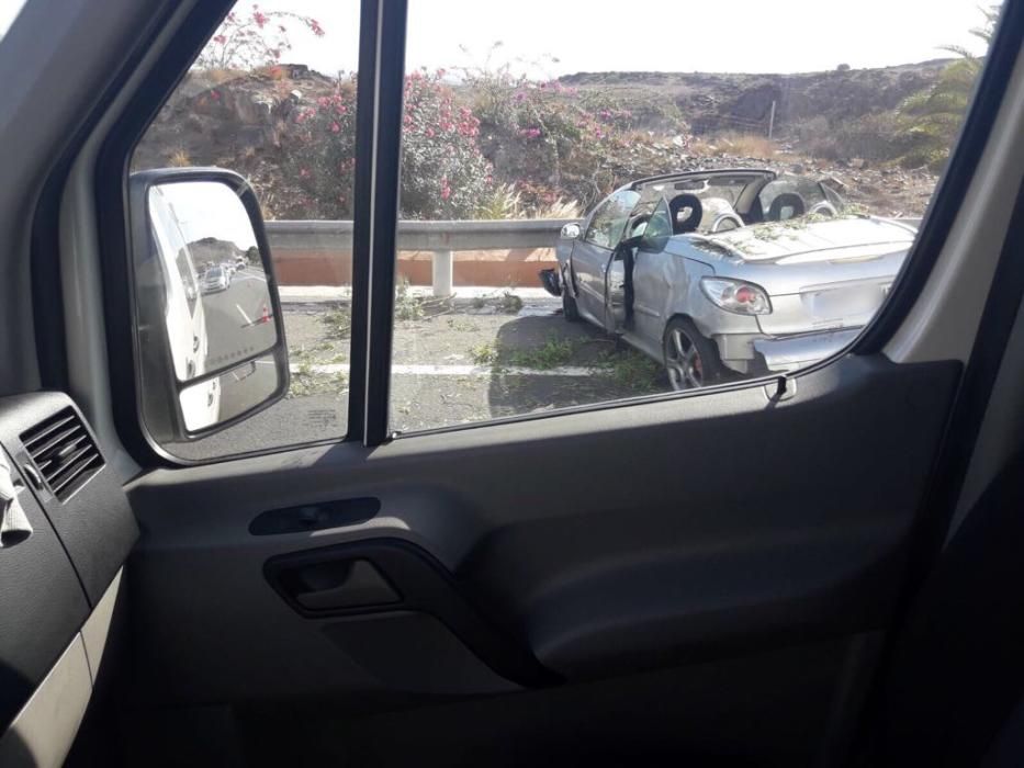 Un accidente múltiple en San Agustín bloquea la autopista del Sur