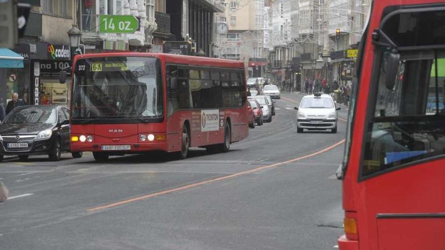 Un autobús urbano circula por la calle San Andrés.