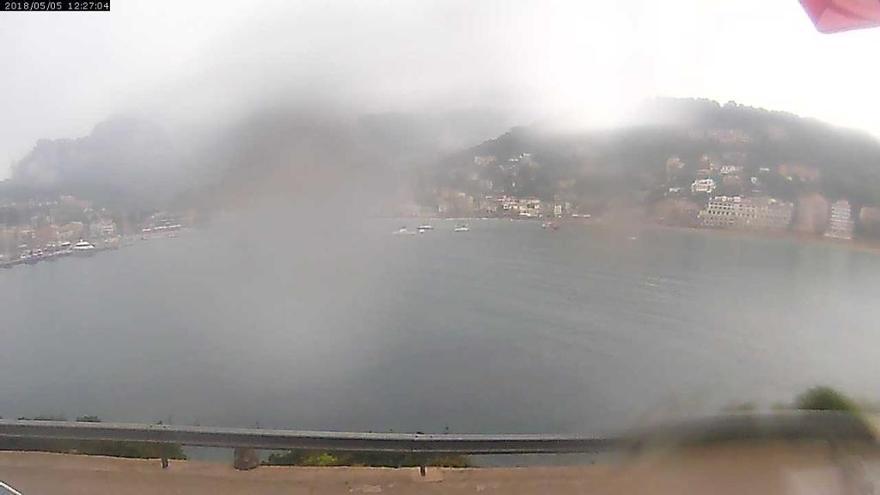 Selbst die Kamera bleibt von den Regenschauern in Port de Sóller nicht verschont.