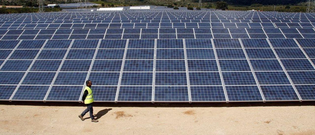 La planta solar de Sant Jordi contará con 50.000 paneles fotovoltaicos y producirá 23,7 MW  de potencia nominal.