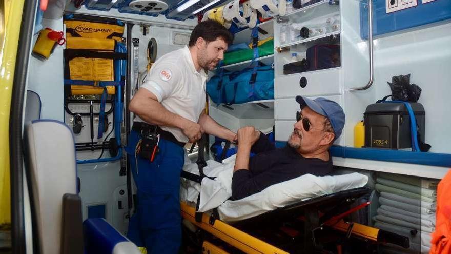 Luis Emilio Batallán en el momento de ser trasladado en ambulancia a Montecelo. // Rafa Vázquez