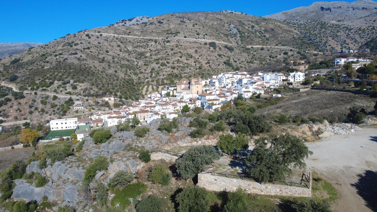 A la derecha, la futura área para autocaravanas, y al fondo, el pueblo de Alpandeire