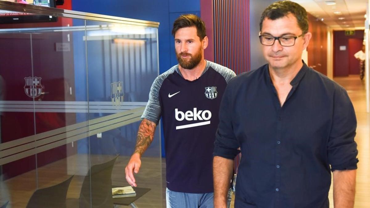 Leo Messi y el doctor Ricard Pruna, en los servicios médicos de Sant Joan Despí.