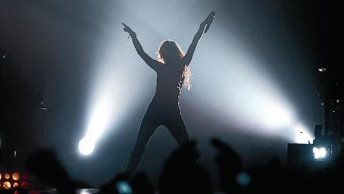 Shakira, durante un momento de su concierto de anoche en el Palau Sant Jordi.