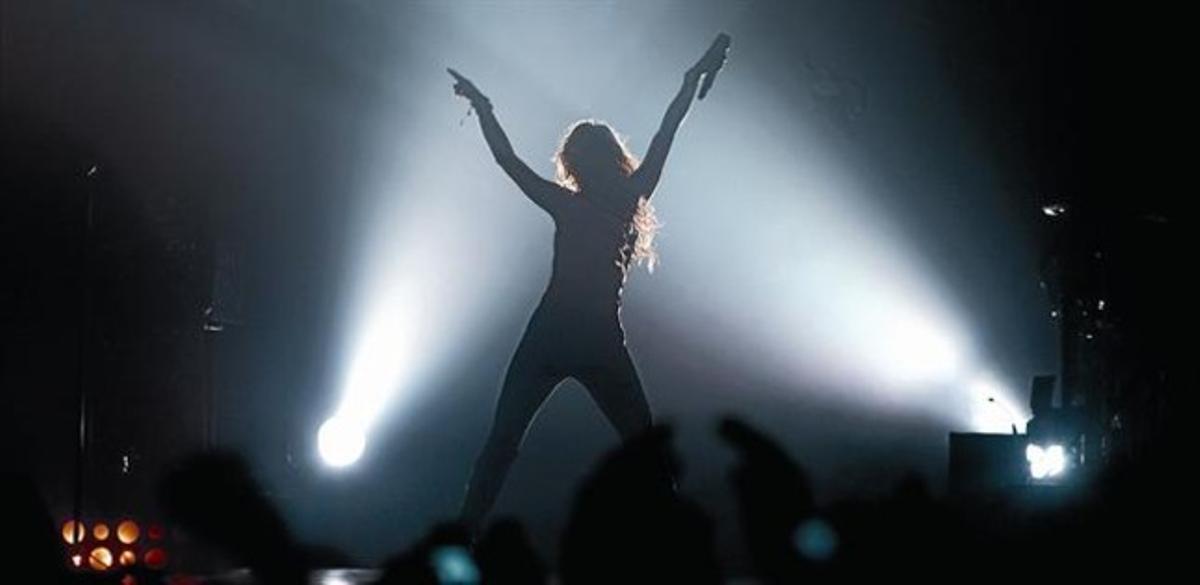 Shakira, durant un moment del seu concert d’ahir a la nit al Palau Sant Jordi. Shakira, durant un moment del seu concert d’ahir a la nit al Palau Sant Jordi.