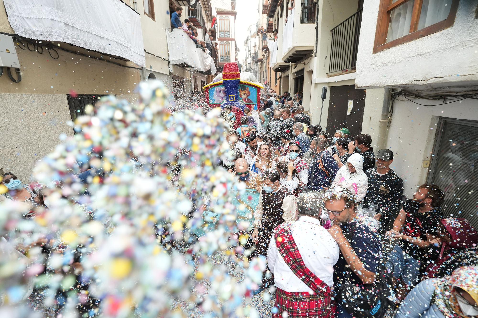 Búscate en el desfile de carrozas y disfraces de l'Anunci de Morella