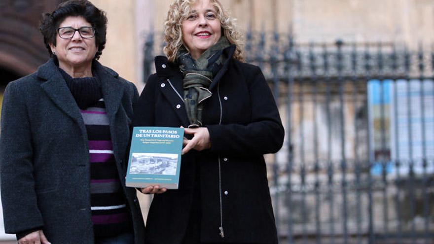 Rosa Durán (izq.) y Emilia Pascual, con el libro sobre el religioso riogordeño que presentaron el pasado viernes.