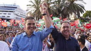 El presidente del Gobierno, Pedro Sánchez, junto al candidato del PSOE a la Junta y líder regional del partido, Juan Espadas, en el cierre de campaña de las elecciones autonómicas andaluzas, el pasado 17 de junio de 2022 en el Muelle de las Delicias de Sevilla.