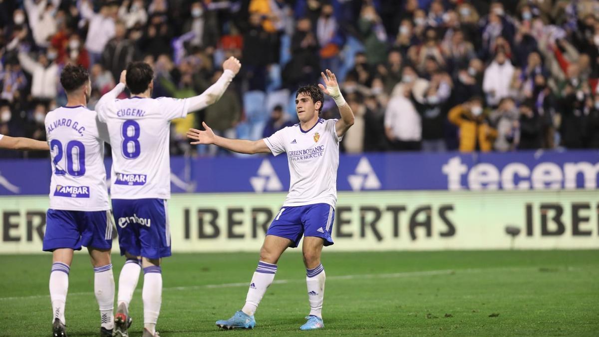 Álvaro y Eugeni acuden a felicitar a Azón tras su gol al Fuenlabrada.